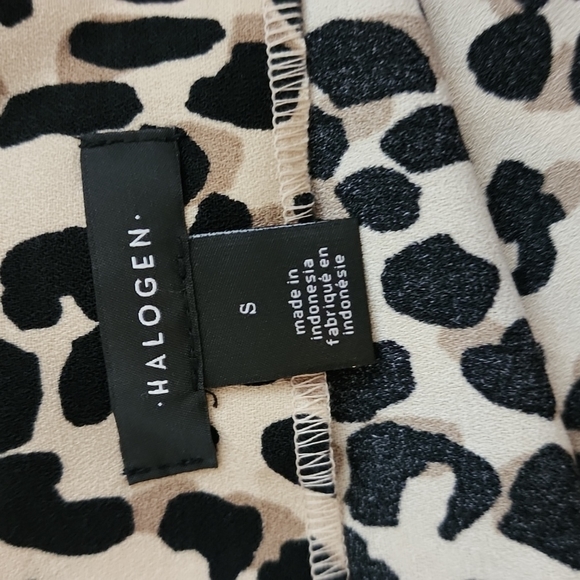 Halogen small tan abstract animal print scallop design top - Picture 4 of 6